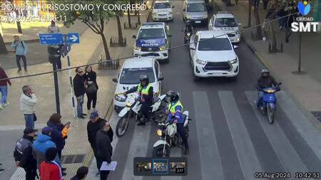 La agresión de un taxista a un agente de tránsito. Foto: X @muniSMT.