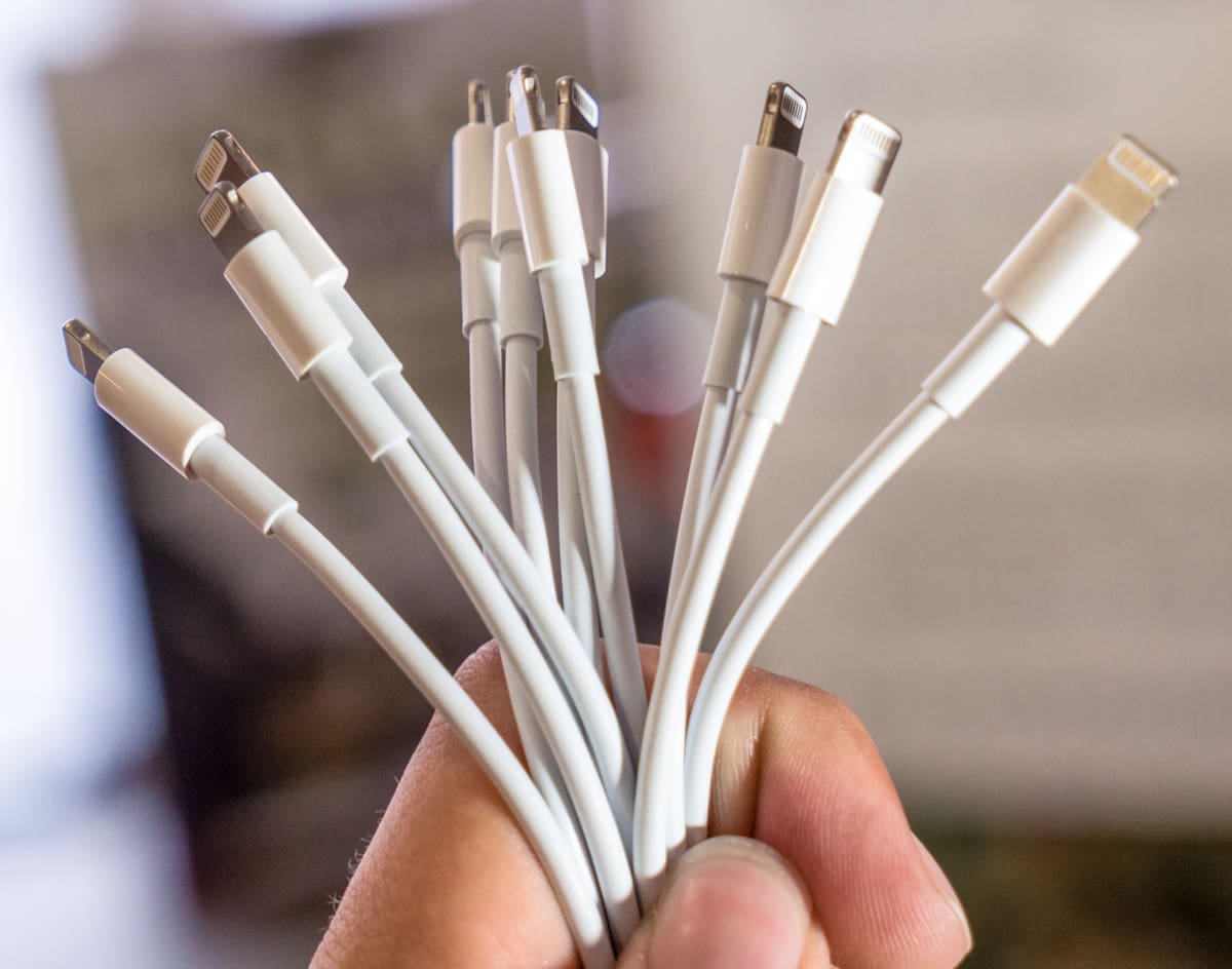 Cargadores de celulares. Foto: Unsplash.