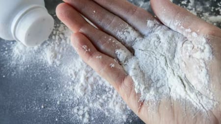 El uso del talco vinculado al aumento de riesgo de cáncer. Foto: X.