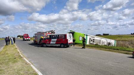 Trágico vuelco de un micro de larga distancia en ruta 51. NA