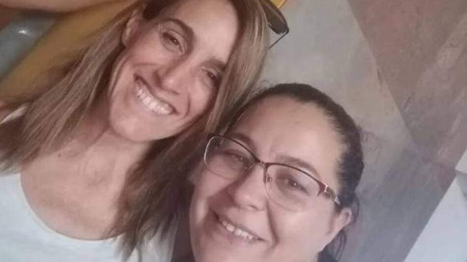 Soledad Pastorutti y la docente que la recibió en Mendoza. Foto: Facebook.