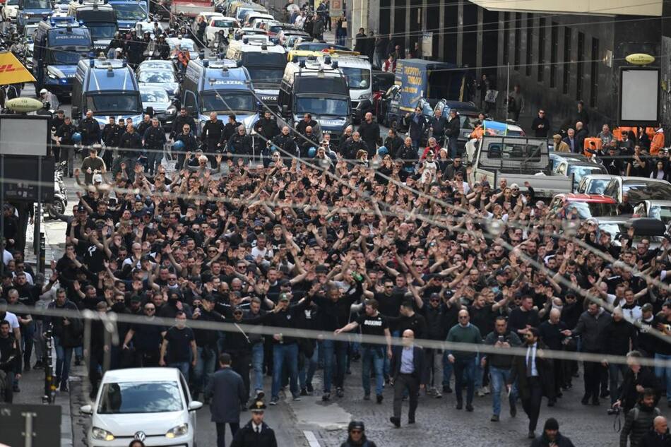 Incidentes entre hinchas del Napoli y Frankfurt. Foto: EFE