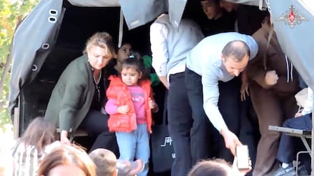 Civiles evacuados en Nagorno Karabaj. Foto: Reuters.