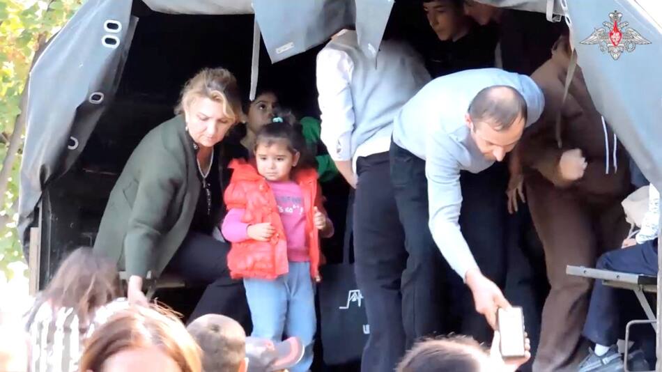 Civiles evacuados en Nagorno Karabaj. Foto: Reuters.