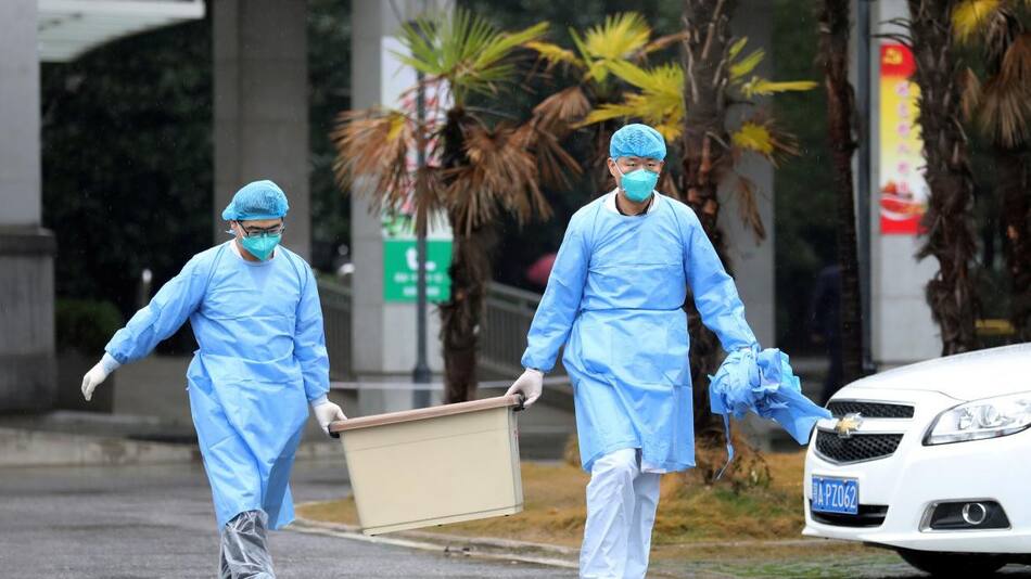 Personal médico en el hospital Jinyintan, donde atienden a pacientes con coronavirus, REUTERS