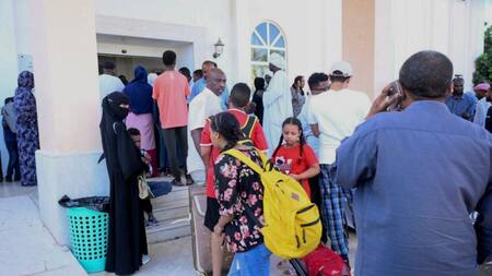 Personas buscan ser evacuadas de Sudán. Foto: Reuters