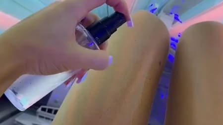 Utilizó agua salada para un "mejor bronceado". Foto: captura de video.