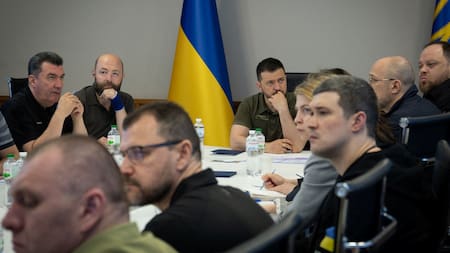 Volodimir Zelenski y colaboradores. Guerra entre Rusia y Ucrania. Foto: Reuters.