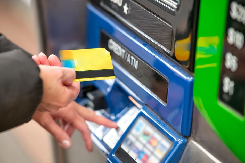 El adelanto en efectivo con tarjeta de crédito es la única forma de extraer dinero de un cajero en el exterior. Foto: Unsplash.
