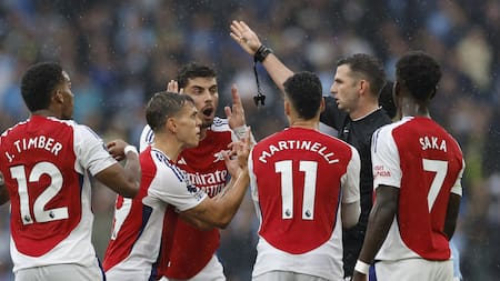 La expulsión de Leandro Trossard en el partido frente al Manchester City. Foto: Reuters.