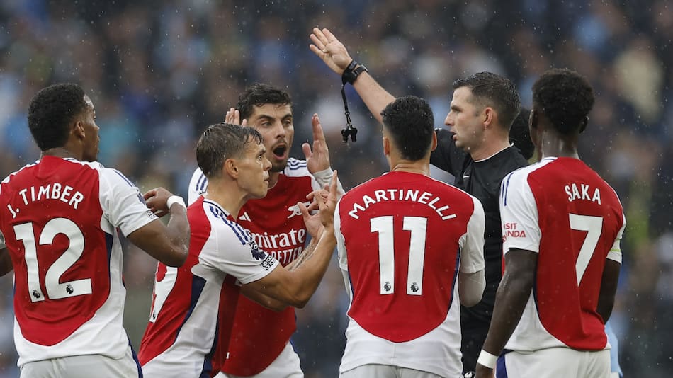 La expulsión de Leandro Trossard en el partido frente al Manchester City. Foto: Reuters.