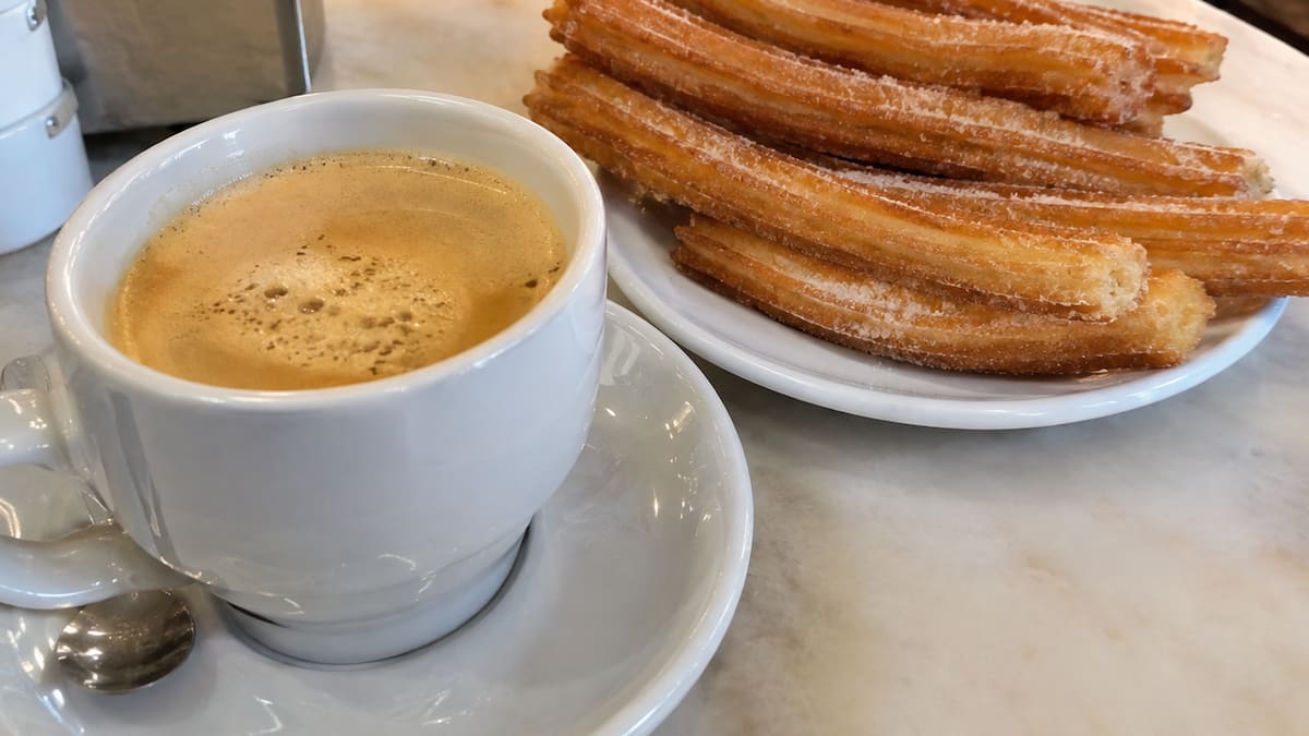 Visitó un café emblemático de Buenos Aires, probó los famosos churros y murió: la tragedia de un turista británico de 24 años
