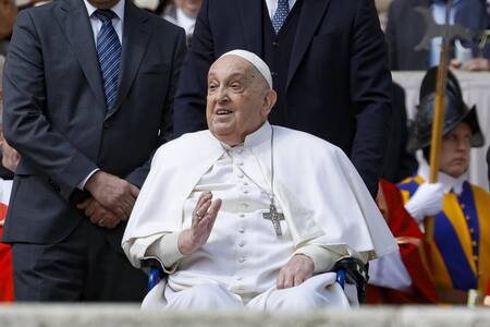 El papa Francisco saluda a los fieles al final de la misa del Domingo de Ramos en la Plaza de San Pedro del Vaticano, el 13 de abril de 2025. (Papa) EFE/EPA/FABIO FRUSTACI