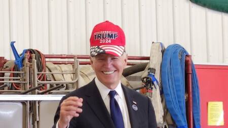 Joe Biden con la gorra de la campaña de Donald Trump.