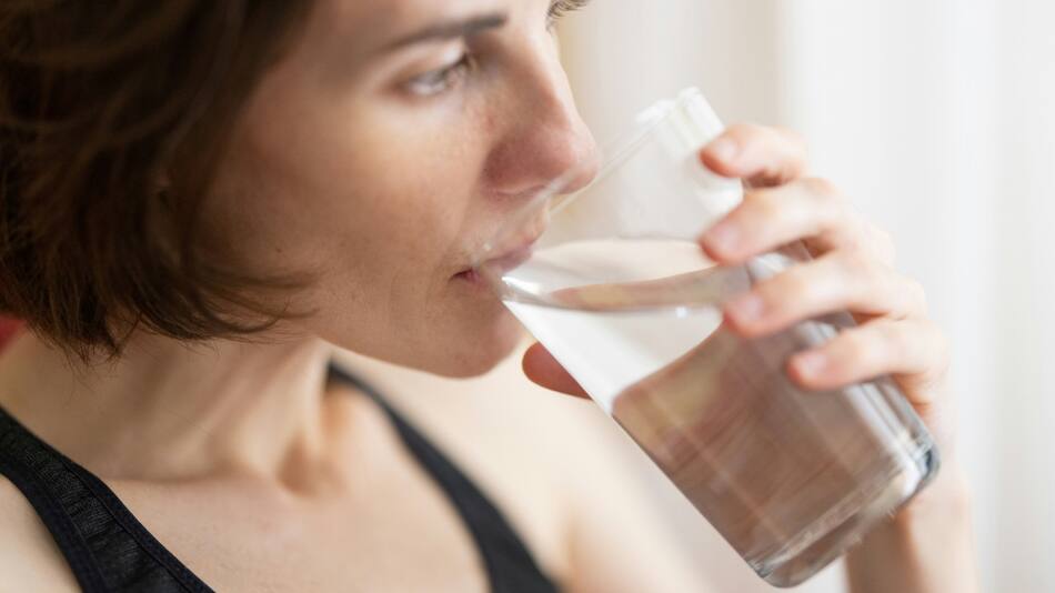 El agua ayuda a descomponer los alimentos y a transportar los nutrientes a través del cuerpo, facilitando una mejor digestión y previniendo el estreñimiento. Foto: Unsplash.