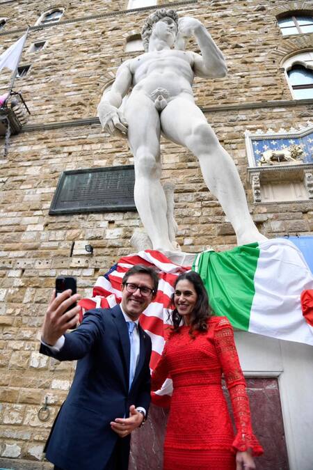 El alcalde de Florencia y la profesora despedida junto a la escultura.