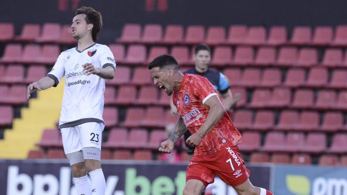 Javier Cabrera contra Colón. Foto: Télam.