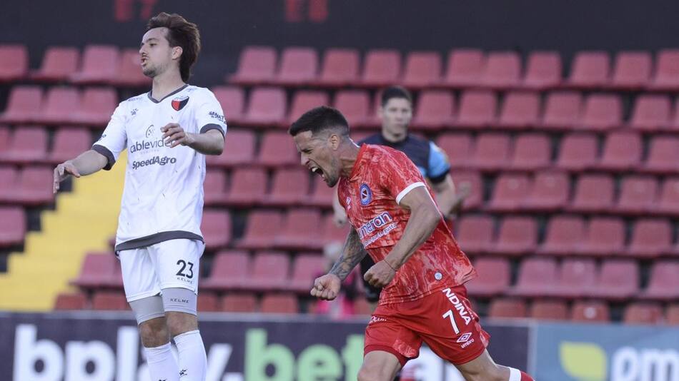 Javier Cabrera contra Colón. Foto: Télam.