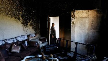 Casa destruida en Cisjordania tras ataque de colonos israelíes. Foto: Reuters.