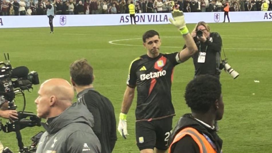 La emoción del Dibu Martínez. Foto: X @tkenny46