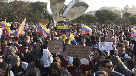 Venezolanos en Argentina protestan contra Maduro y el resultado de las elecciones. Foto: EFE