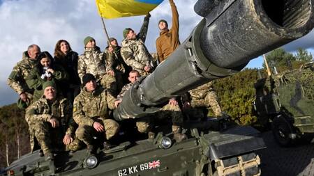 Soldados ucranianos sobre un tanque suministrado por las fuerzas británicas. Foto: Reuters.
