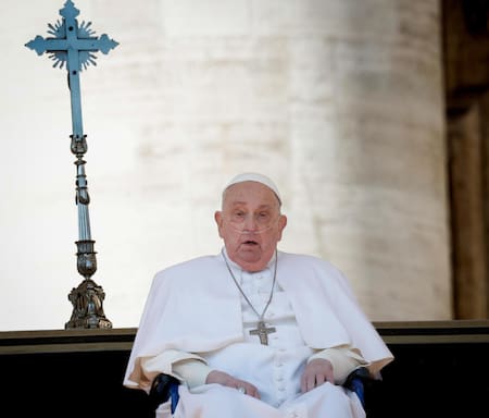 El papa Francisco reapareció ante los fieles en la plaza de San Pedro durante su convalecencia. EFE/EPA/GIUSEPPE LAMI