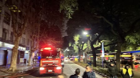 Dotaciones de Bomberos trabajando para apagar las llamas en el barrio de Monserrat. Foto: X/@Karina__Alice