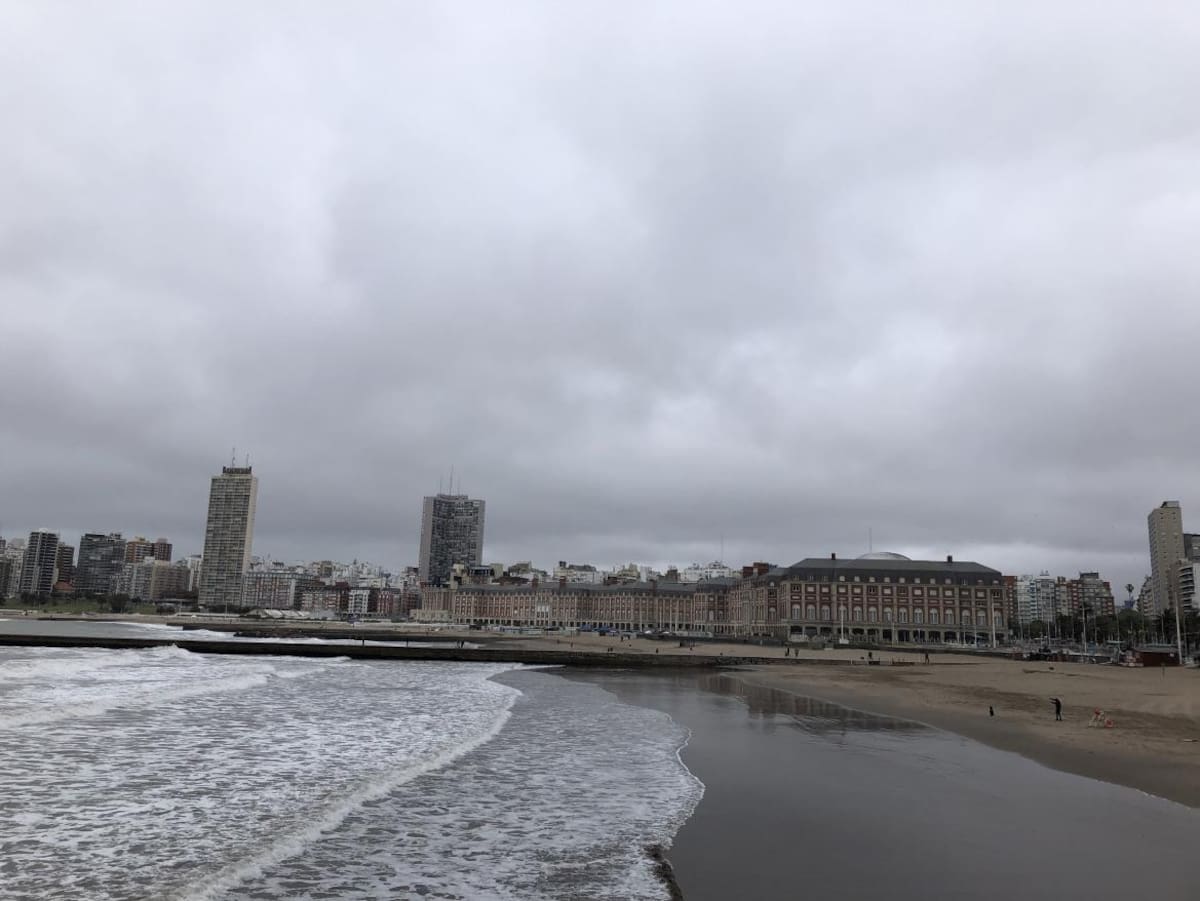 Postal del complejo del hotel y casino visto desde el muelle