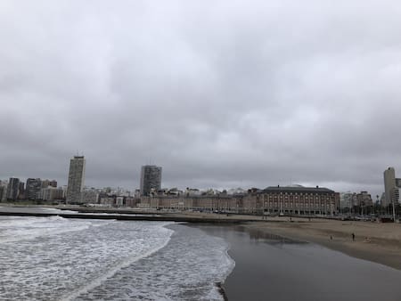 Postal del complejo del hotel y casino visto desde el muelle