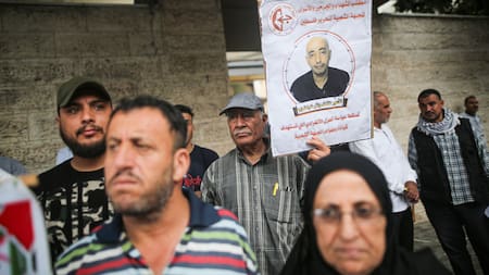 Palestinos piden por sus familiares detenidos. Foto: Reuters.