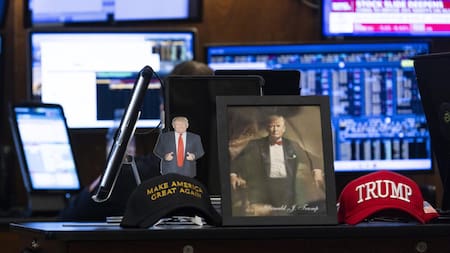 Los mercados financieros mundiales continúan reaccionando a los aranceles recíprocos que el presidente de Estados Unidos, Donald Trump, implementó esta semana. EFE/JUSTIN LANE