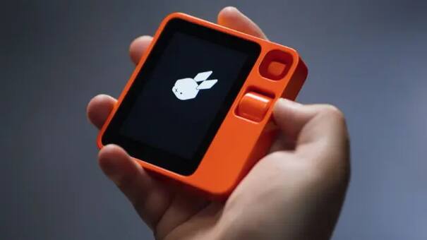 La sorpresa del CES 2024: un dispositivo con inteligencia artificial que busca sustituir a los smartphones