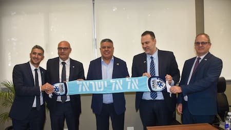 Claudio Tapia con funcionarios de Israel. Foto: Twitter @tapiachiqui.