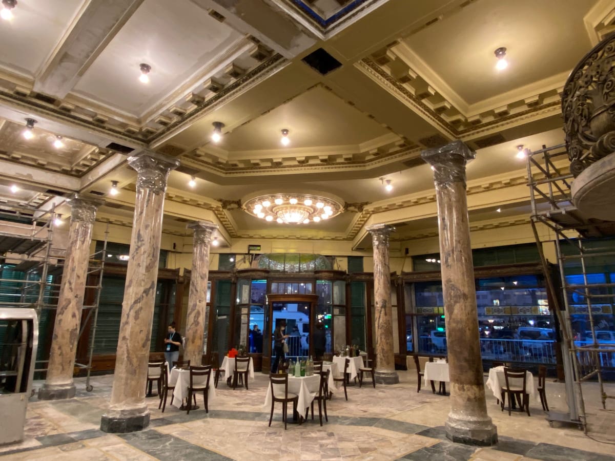 Vista de la fachada y la cúpula restaurada de la Confitería del Molino en la esquina de Rivadavia y Callao.