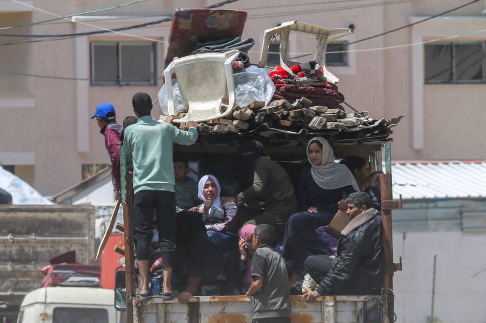Israel insta a gazatíes a evacuar la ciudad de Rafah. Foto: Reuters.