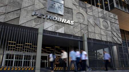 Tras cruce y desacuerdo con Bolsonaro renunció el CEO de Petrobras