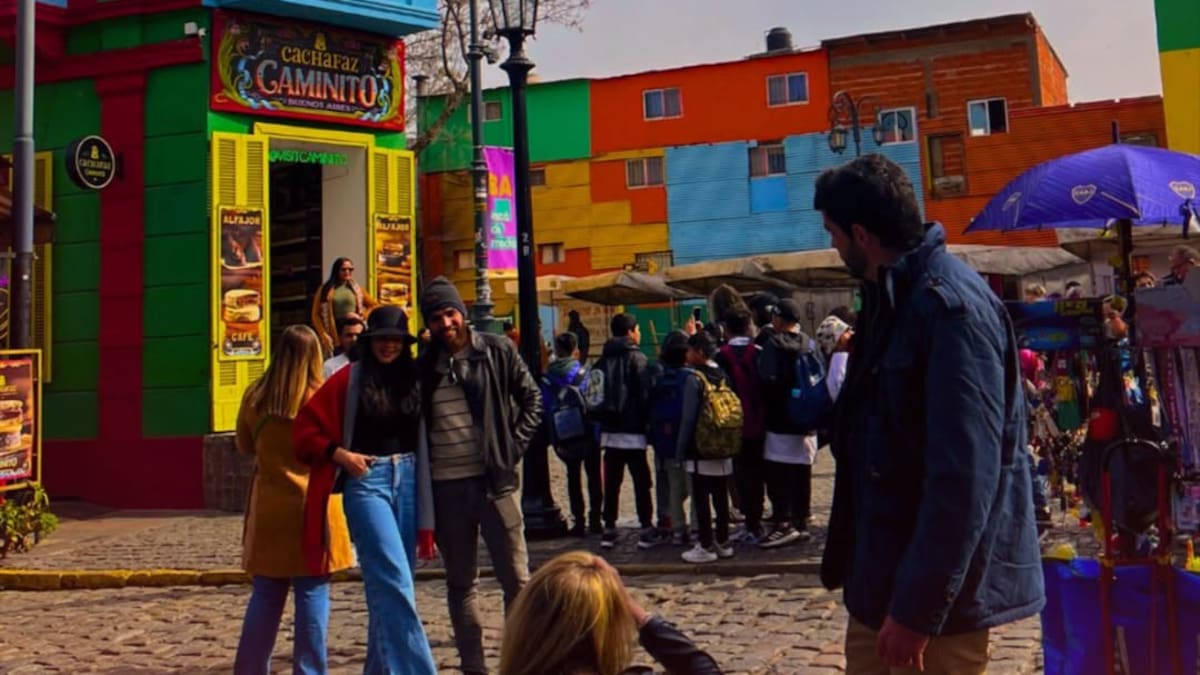 El nuevo recorrido que transforma los paseos por Buenos Aires: los buses eléctricos ahora llegan hasta Caminito