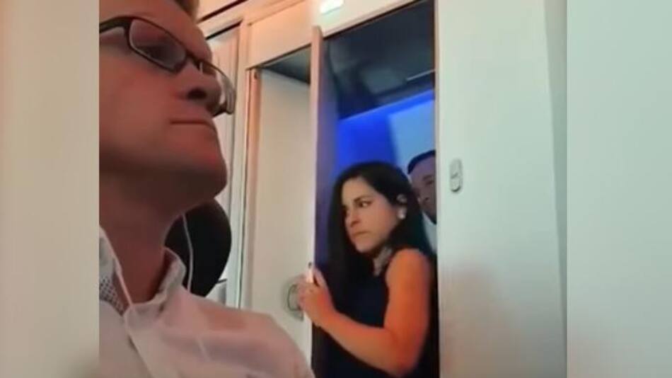 Sexo en baño de avión