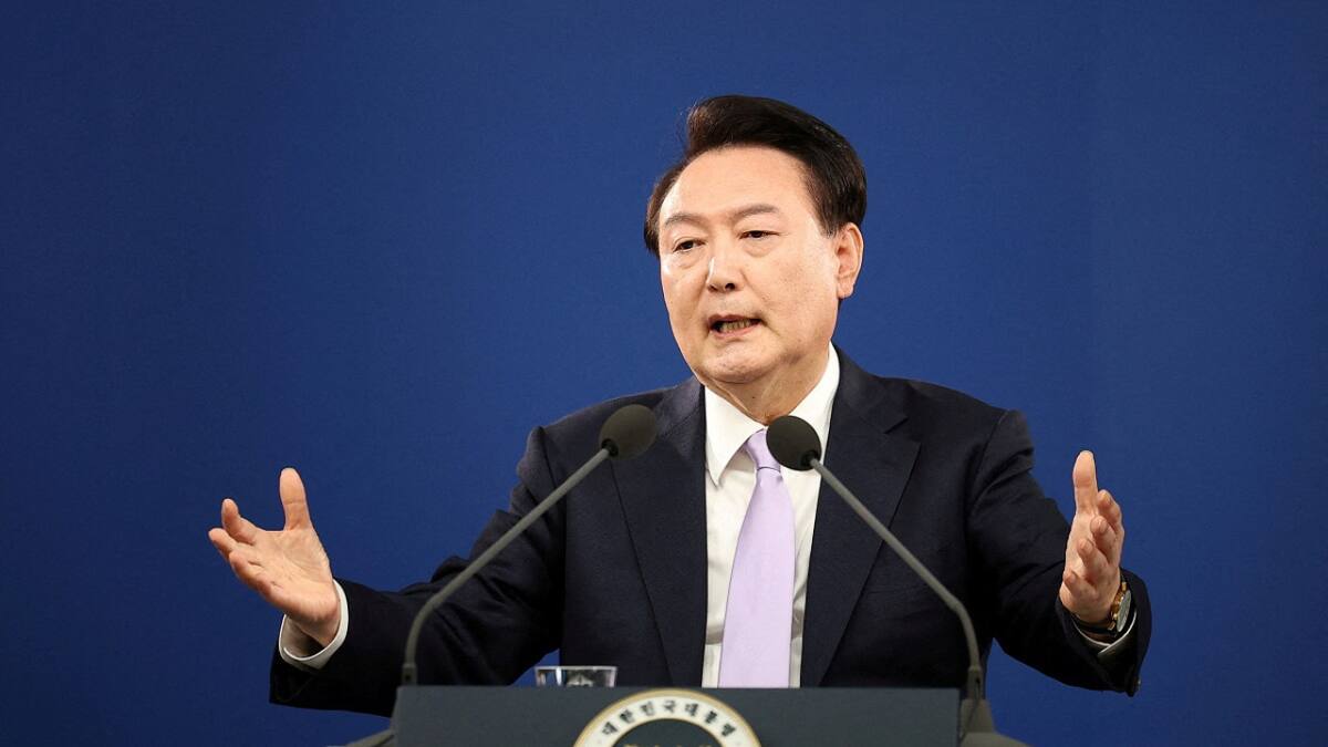 Manifestantes piden la renuncia de Yoon Suk-yeol tras el anuncio de ley marcial en Corea del Sur. Foto: Reuters.