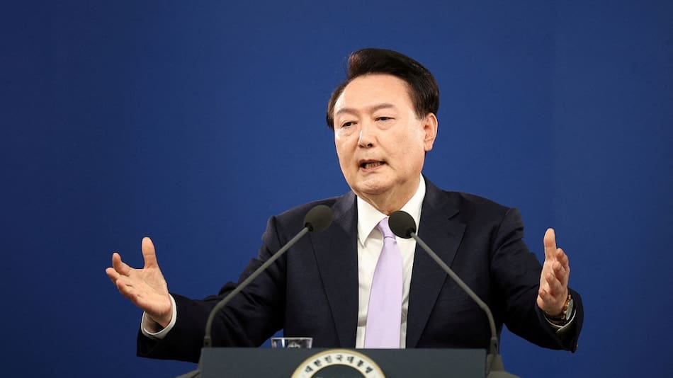 Manifestantes piden la renuncia de Yoon Suk-yeol tras el anuncio de ley marcial en Corea del Sur. Foto: Reuters.