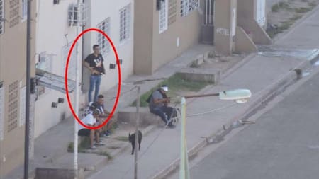 Raúl Martín Maylli Rivera en la puerta de uno de los edificios de Padre Mujica