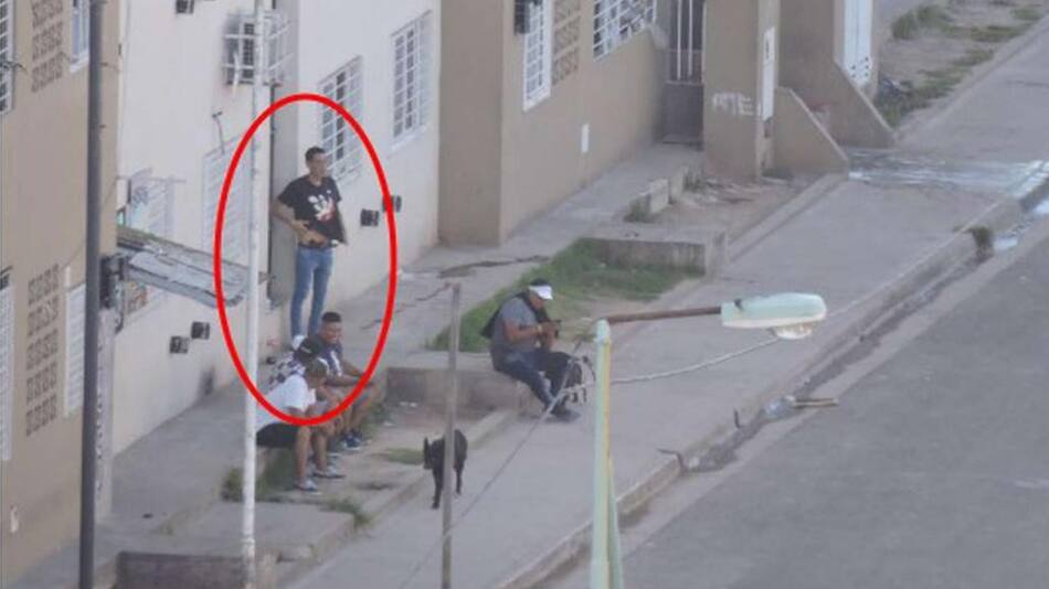 Raúl Martín Maylli Rivera en la puerta de uno de los edificios de Padre Mujica