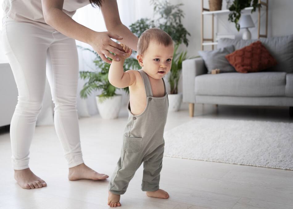 Bebe caminando. Foto Freepik