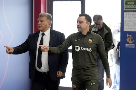 Xavi y Joan Laporta en el Barcelona. Foto: EFE.