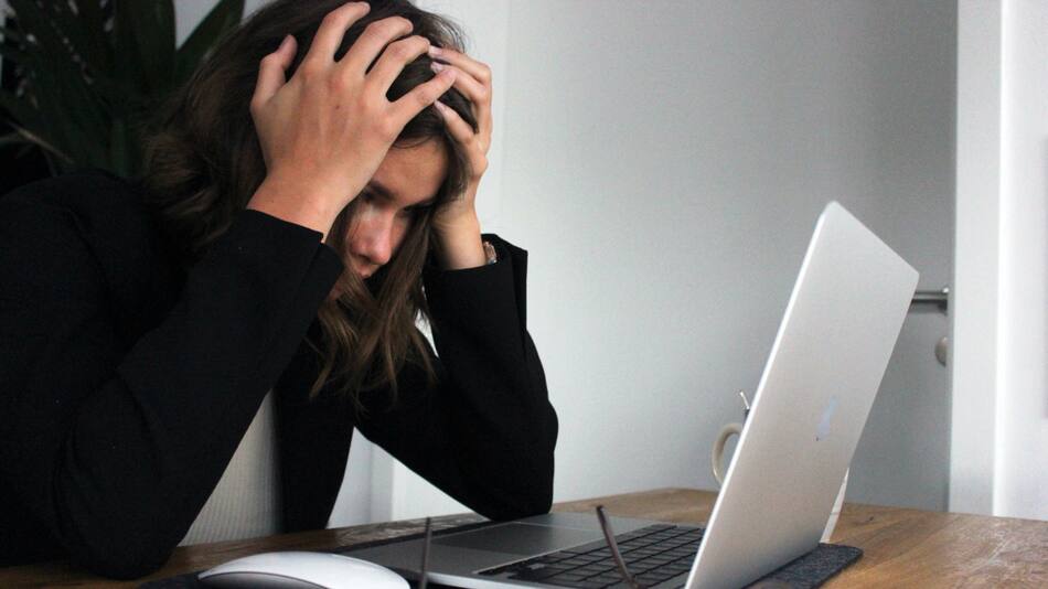 Estrés en el ámbito laboral. Foto: Unsplash.