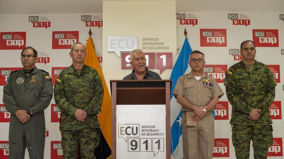 El ministro de Defensa de Ecuador, flanqueado por la cúpula militar_EFE