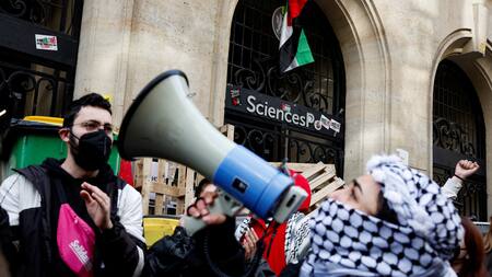 Protesta propalestina en el centro universitario Sciences Po de París. Foto: REUTERS.