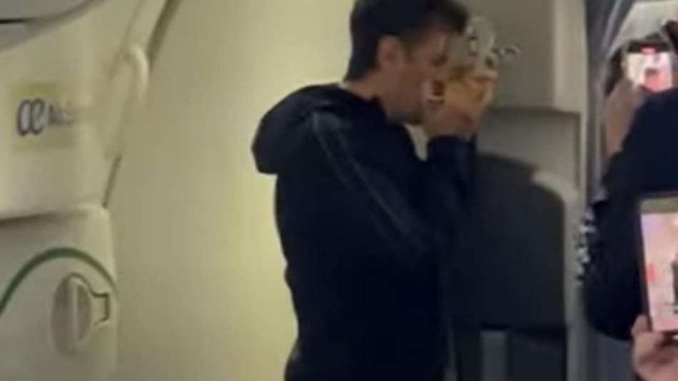 Ciro Martínez en el avión rumbo a Qatar. Foto: captura.