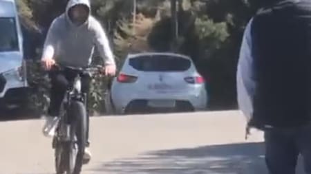 Lionel Messi paseó en bicicleta por Barcelona. Foto: captura.
